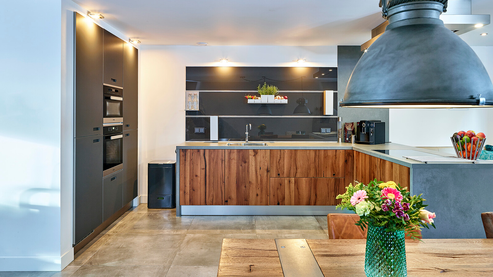 next 125 keuken in hout oud-eiken en kwartsgrijs