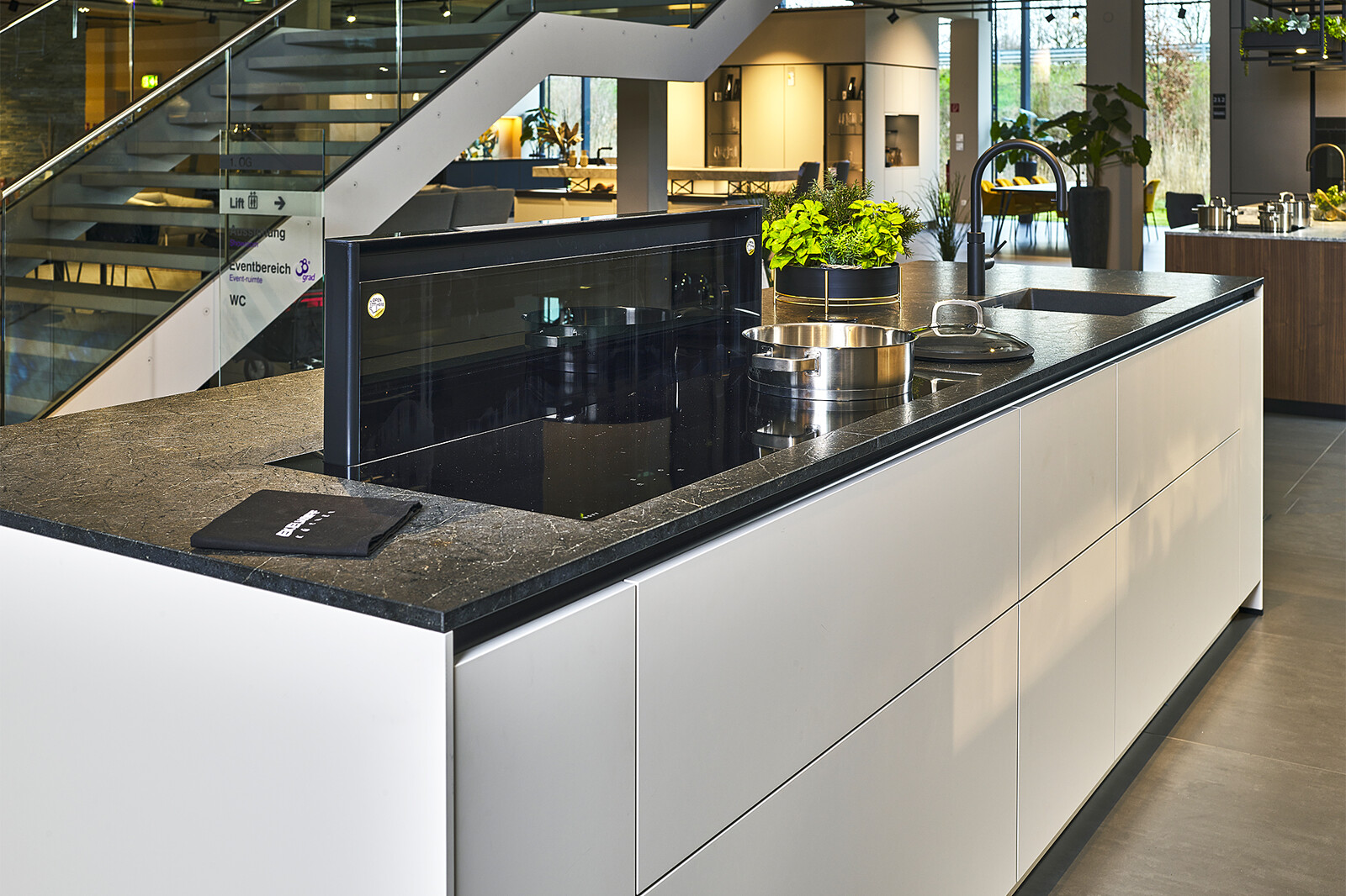 showroomkeuken_next125 keuken-pocketdeuren-Black Ice graniet