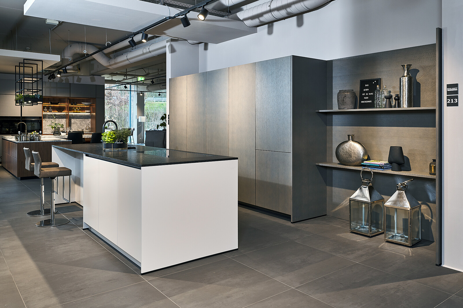 design showroomkeuken-next125 keuken met pocketdeuren en Black Ice graniet