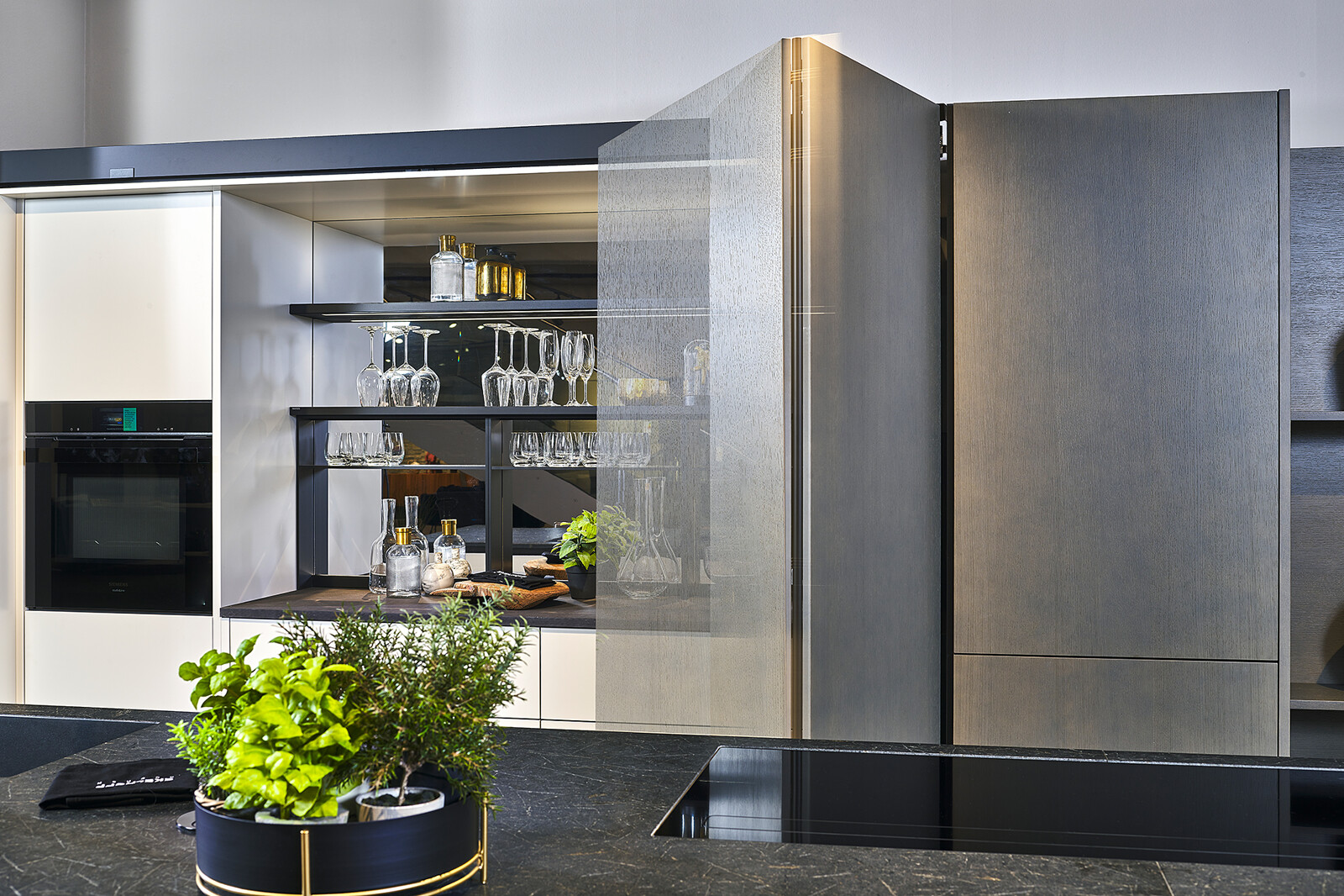 sale_design showroomkeuken-next125 keuken met pocketdeuren en Black Ice graniet