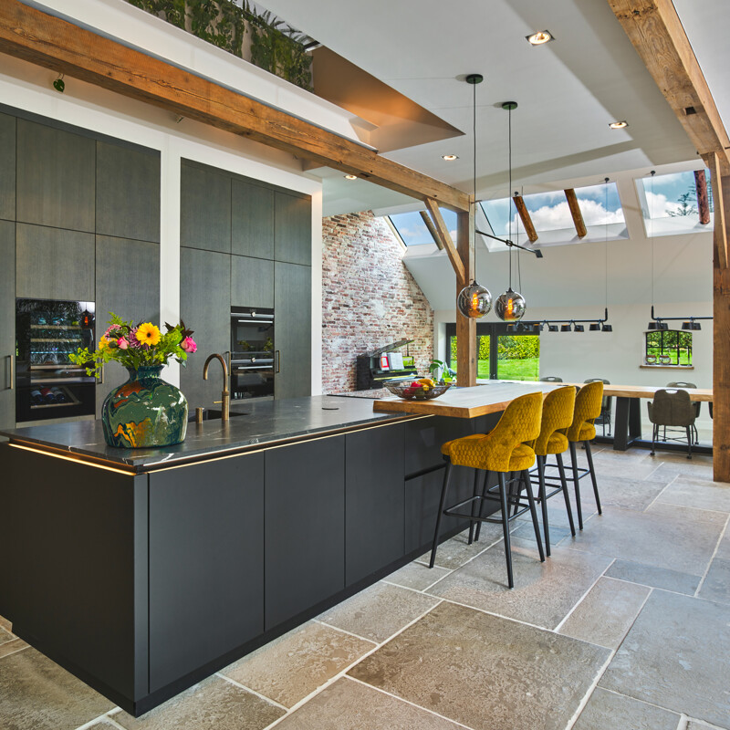 Luxe open keuken met keukeneiland van next125 in zwart en eiken Graphit. Bij onze klanten thuis, van Ekelhoff Keukens in Nordhorn.