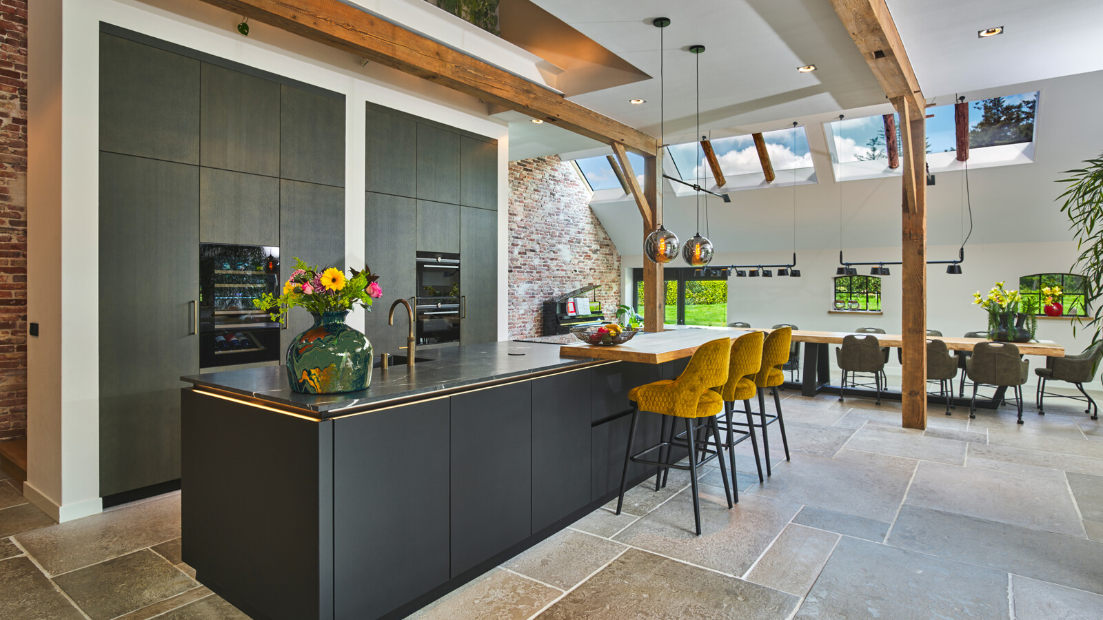 Luxe open keuken met keukeneiland van next125 in zwart en eiken Graphit. Bij onze klanten thuis, van Ekelhoff Keukens in Nordhorn.