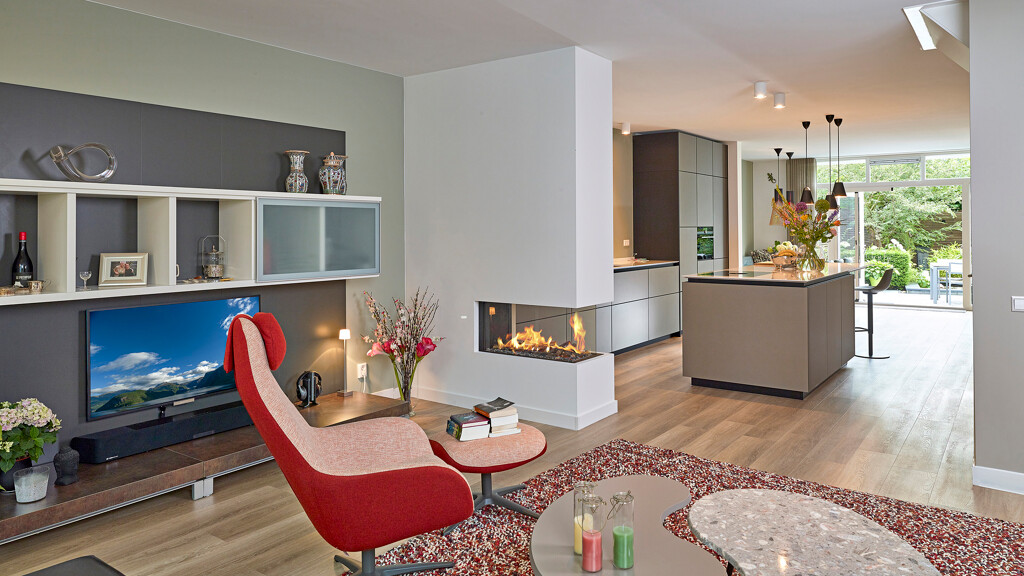 Bekijk deze prachtige next125 NX NX912 eilandkeuken  met matglasfronten en lees de keukenreview van onze klanten.