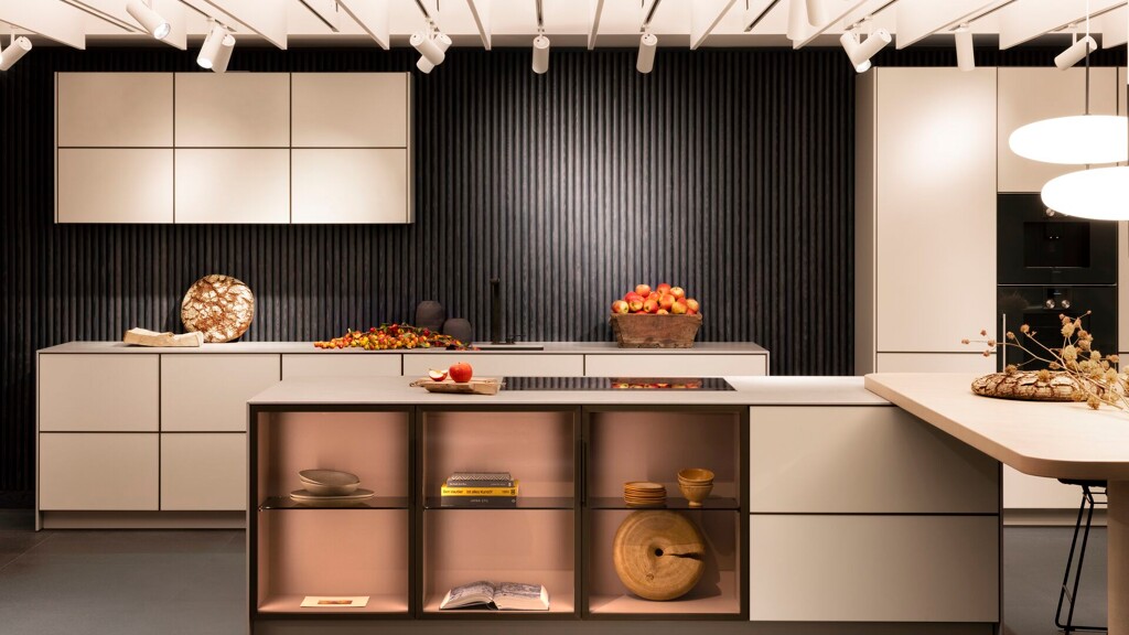 Poggenpohl vitrinekasten zijn verkrijgbaar in veel variaties. Hier afgebeeld zijn vitrine onderkasten deel van het keukeneiland. 