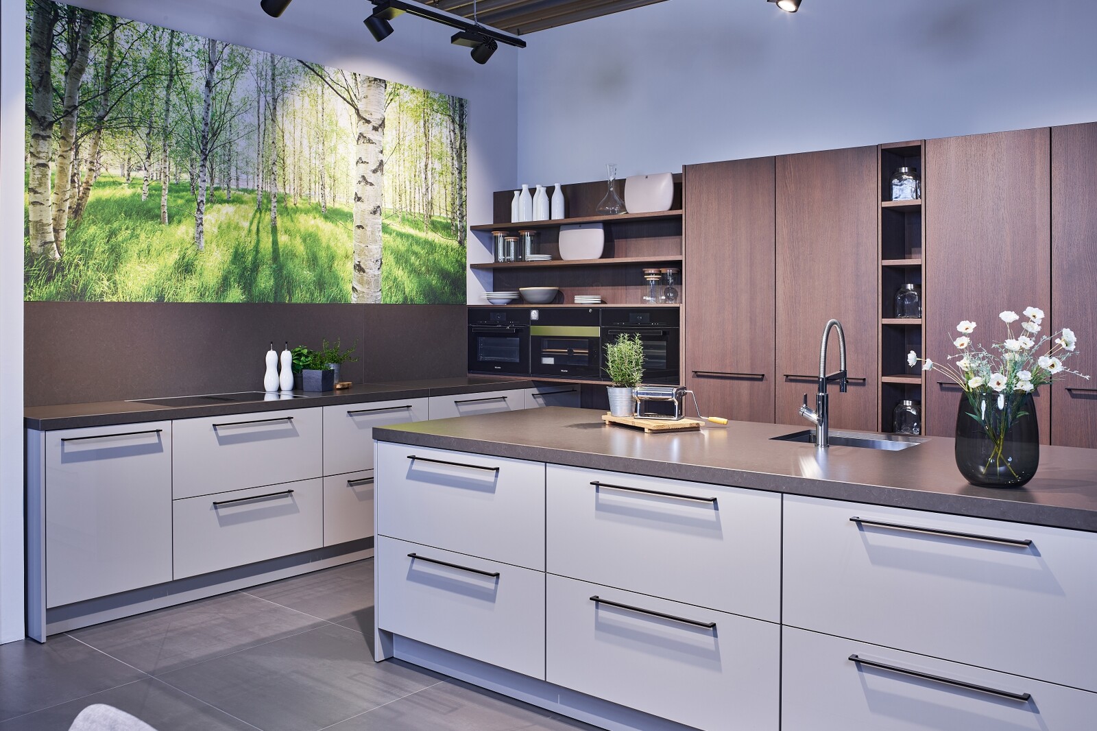 SieMatic designkeuken met keukeneiland en houten kastenwand-Ekelhoff 