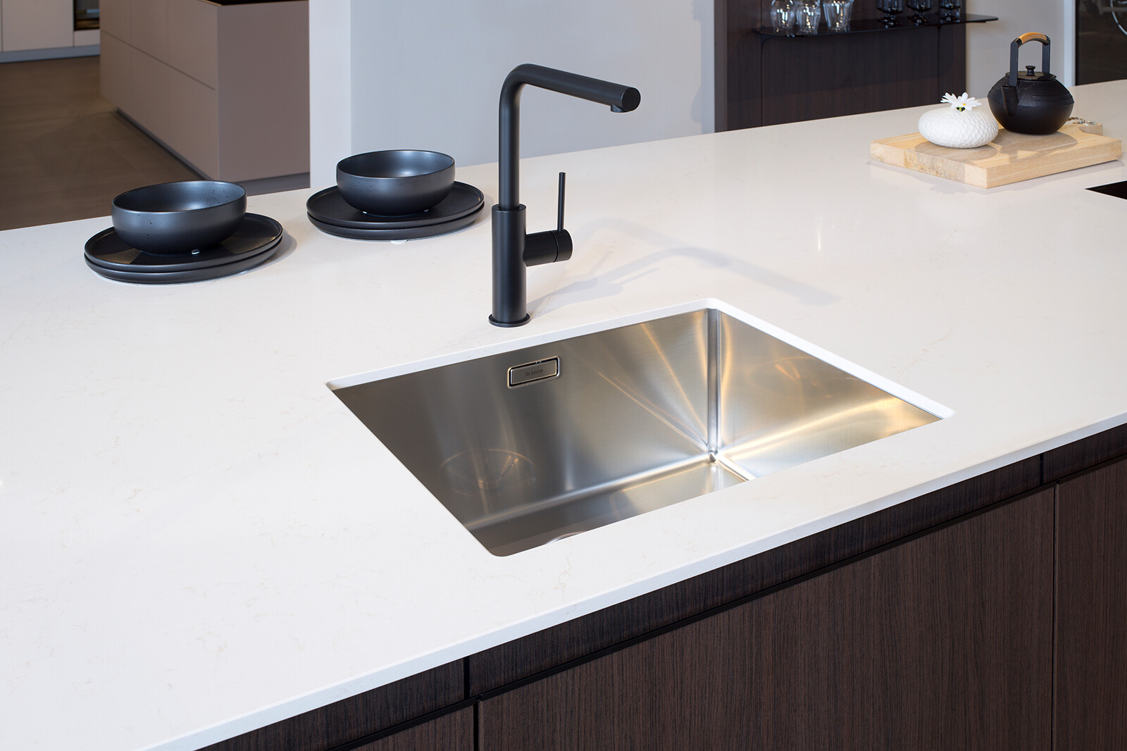 Showroomkeuken: SieMatic designkeuken met wit marmerlook composiet blad
