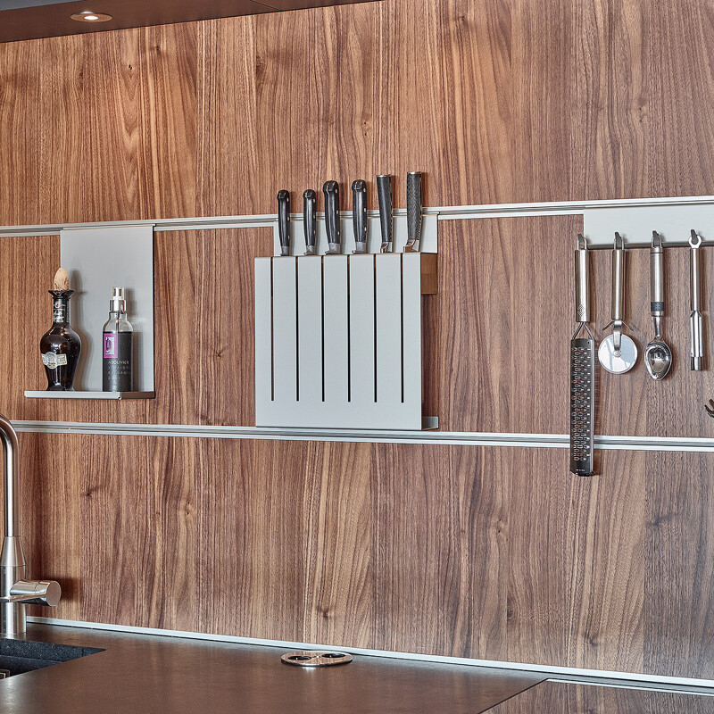 SieMatic Pure Küche mit Rückwand in Nussbaum und Graphitgrau von Ekelhoff Küchen