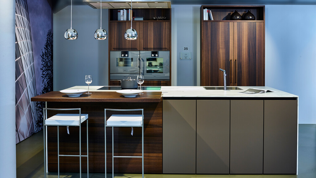 SieMatic showroom keuken Pure eilandkeuken in Umbra fluweelmat met rookeiken 