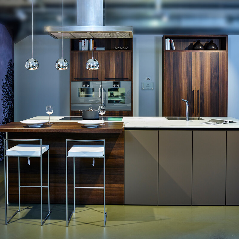 SieMatic showroom keuken Pure eilandkeuken in Umbra fluweelmat met rookeiken 