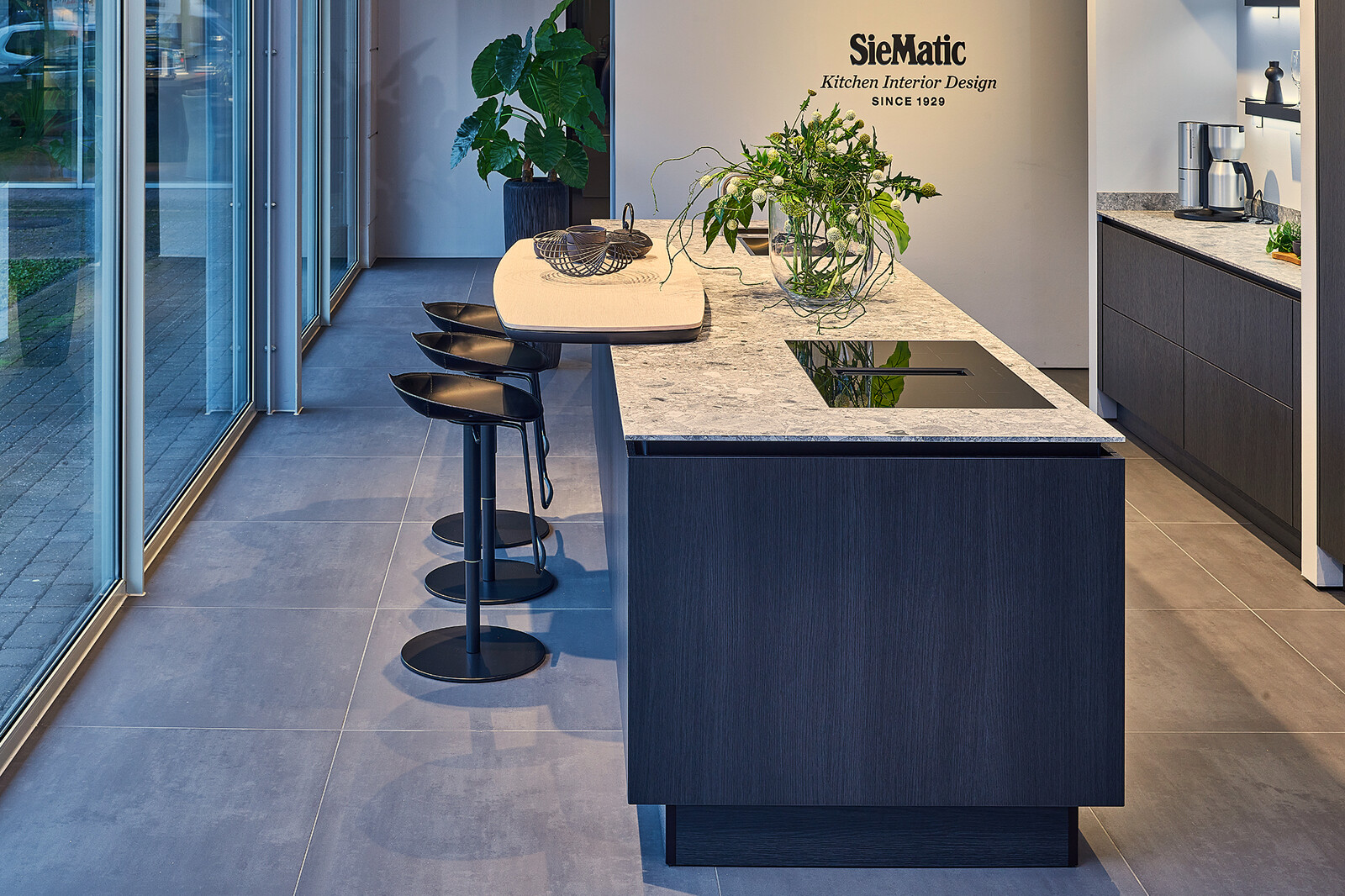 Showroomkeuken: Siematic S2 in donker Eiken Darjeeling, keramiek terrazzo blad en surfboardbar