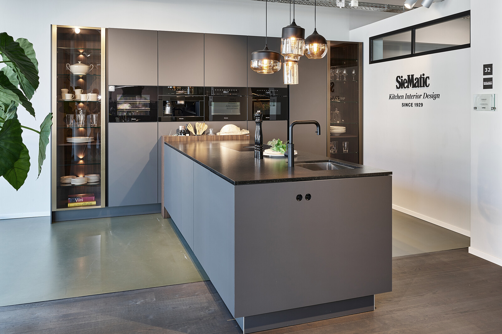 SieMatic S2: grijze keuken met schiereiland, vitrinekasten en Miele apparatuur