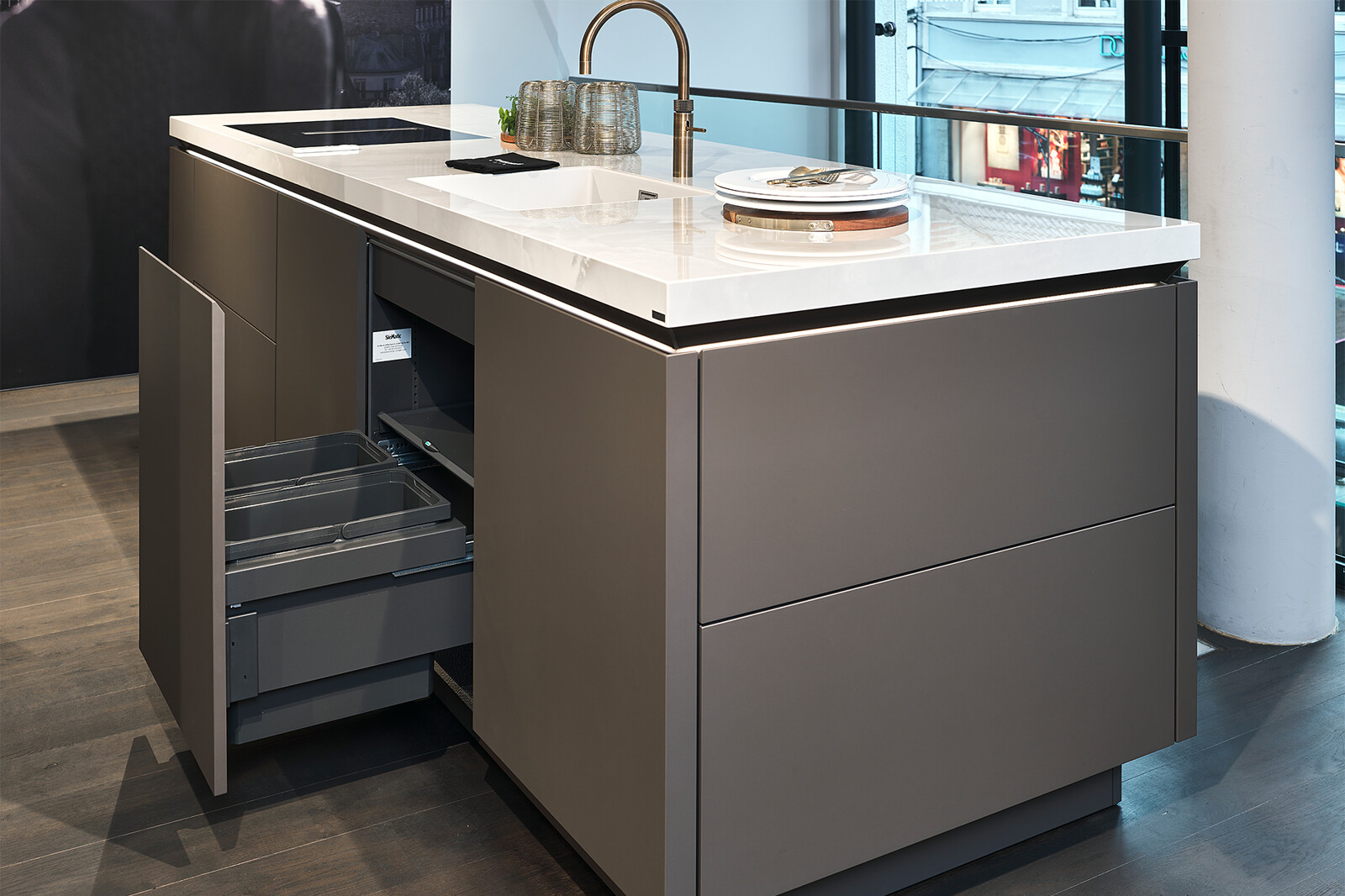 Showroomkeuken: SieMatic SLX-LS eilandkeuken Umbra met afvalsysteem