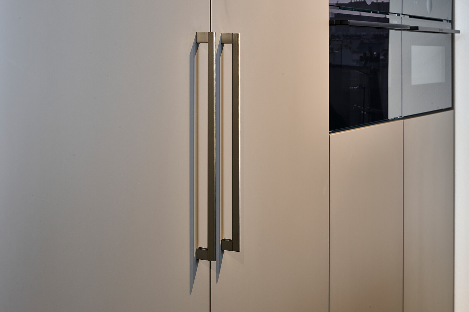 Showroomkeuken: SieMatic SLX-LS eilandkeuken Umbra met  messing grepen