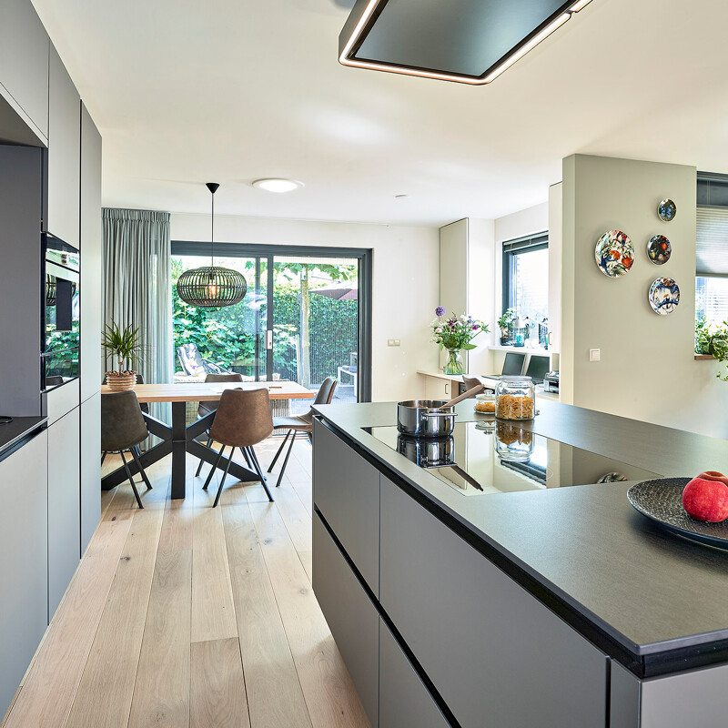 Matgrijze keuken SieMatic SLX imet kookeiland in steengrijze Similaque met keramiek keukenblad van Ekelhoff Keukens, Duitsland