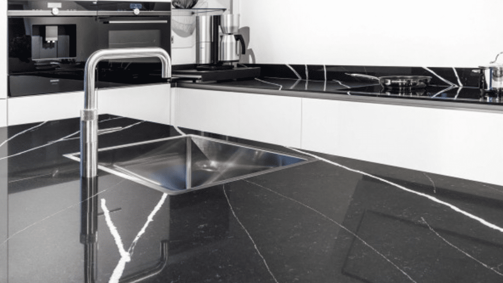 Witte hoekkeuken met spoeleiland en donker composiet Silestone werkblad - Eternal Marquina 2 