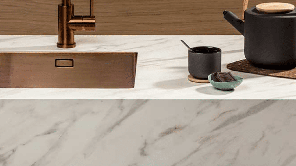 Helle Topcore Laminat Arbeitsplatte mit kupferner Spüle und Wasserhahn. Auch bei Ekelhoff Küchen in Nordhorn
