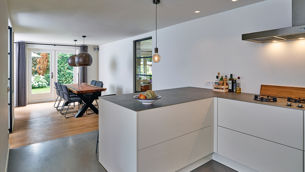 
Grifflose U-Küche in Magnolie mit Edelstahl-Arbeitsplatte und Gaggenau-Geräten von Ekelhoff Küchen. Lesen Sie den Küchenbericht mit Fotos.
