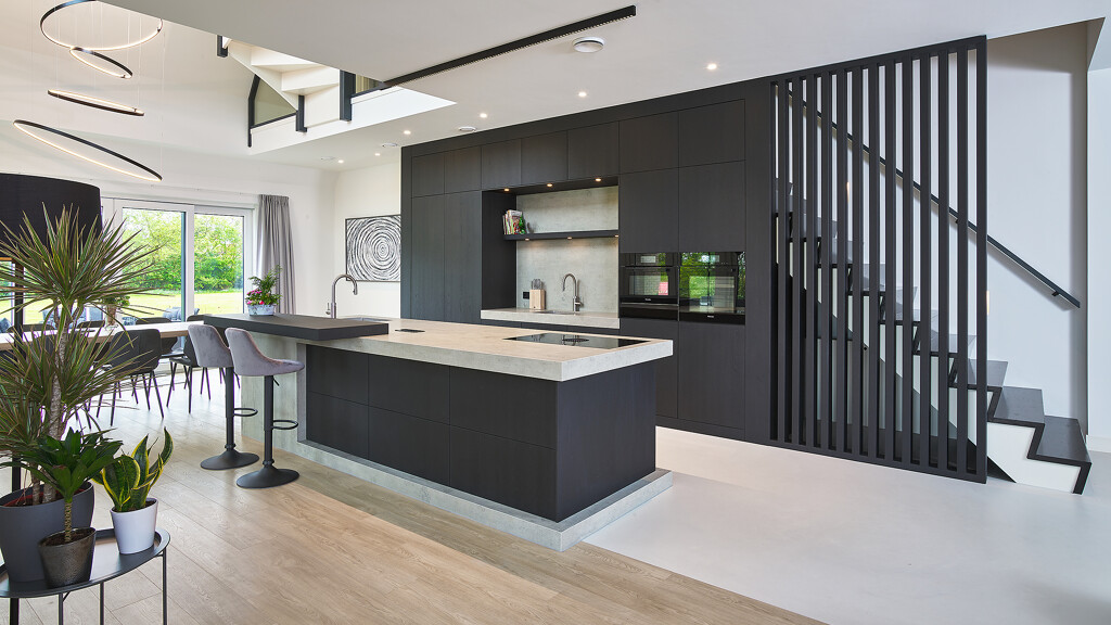 Maatwerkkeuken unikat gerookt zwart bruin eiken keramiek werkblad van Ekelhoff Keukens