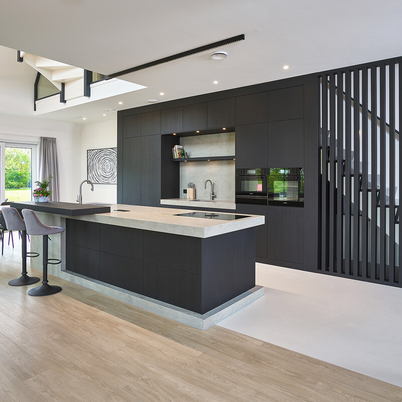 Maatwerkkeuken unikat gerookt zwart bruin eiken keramiek werkblad van Ekelhoff Keukens