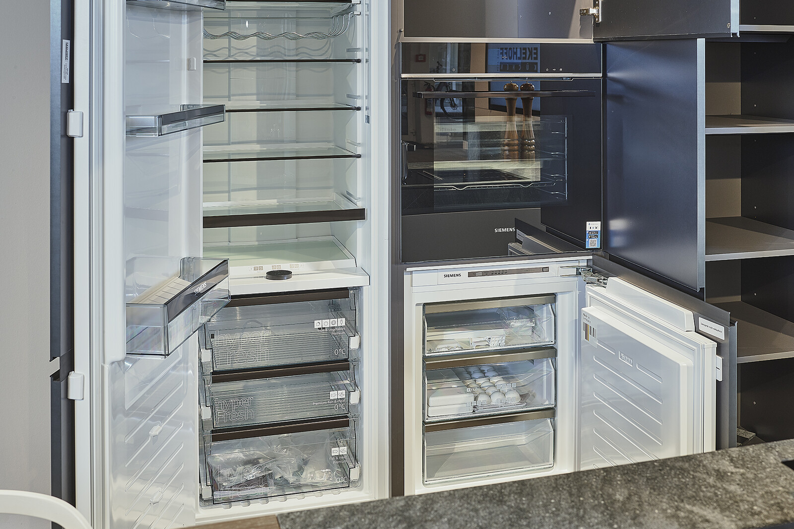 Valcucine showroomkeuken met granieten werkblad en apparatuur van Siemens