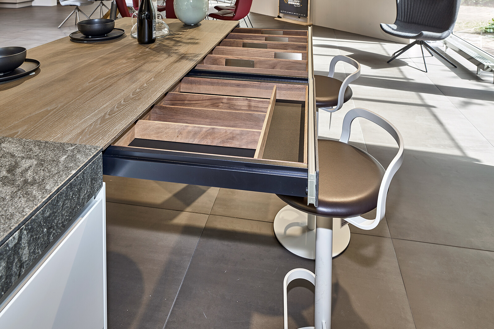 Showroomkeuken: Valcucine Italiaanse designkeuken met kookeiland, granieten aanrechtblad en verborgen lades