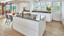 Skandinavische Küche mit weißen Hochglanzfronten von next125 und einer Küchenplatte aus Granit. Von Ekelhoff Küchen in Nordhorn.