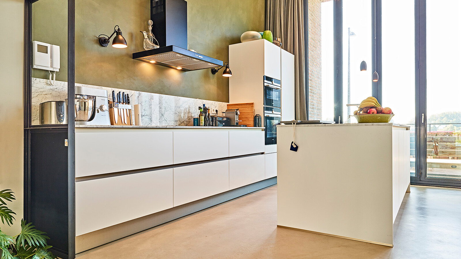 Grifflose weiße Küche von Contur mit Spülinsel und Arbeitsplatte und Rückwand aus Marmor. Realisiert in Amsterdam von Ekelhoff Küchen, Deutschland.