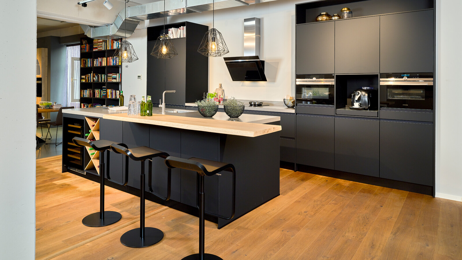 Zwarte keuken met keukeneiland en bar, Contur Fino mat Koje 40, van Ekelhoff Keukens