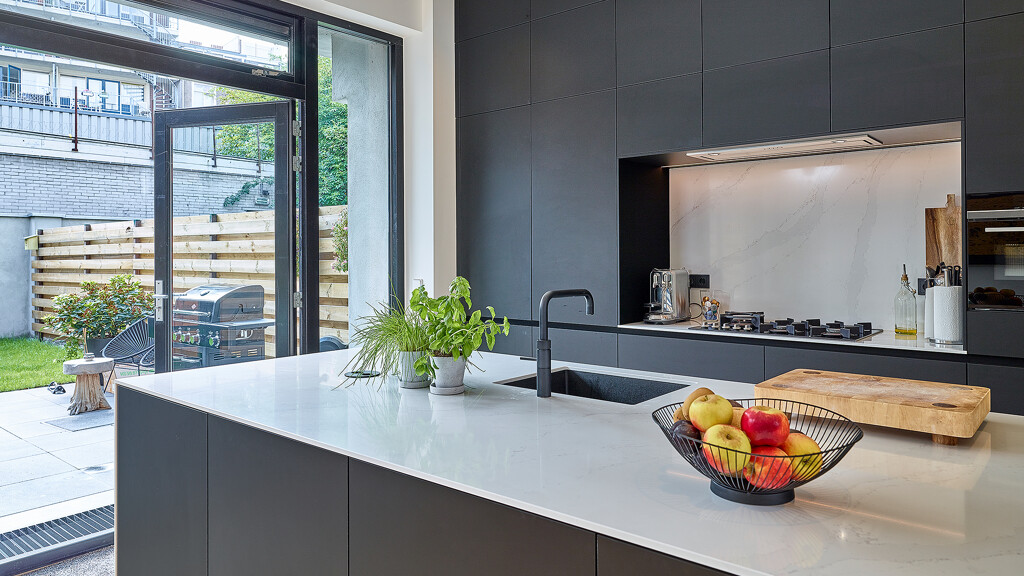 Hoge keukenkasten- zwarte keuken met wit werkblad van next125 NX240 van Ekelhoff Keuken