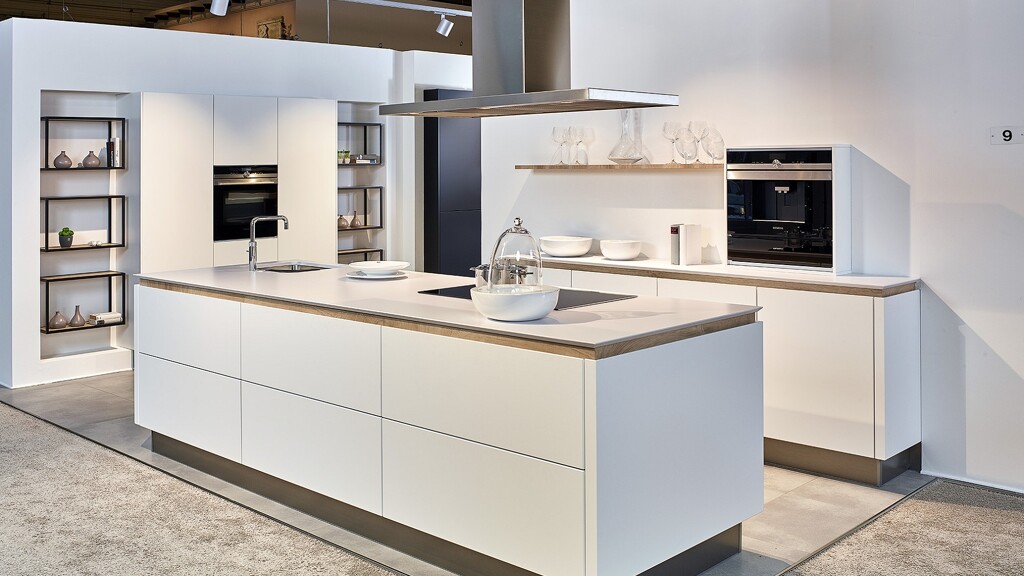 Witte eilandkeuken met wit werkblad in keramiek van Ballerina Keukens, te zien bij Ekelhoff Keukens in Nordhorn
