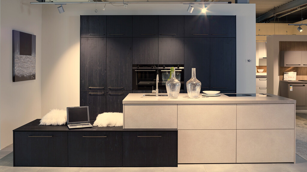 Ballerina keuken in zwart-eiken en zandsteen imitatie. Showroomkeuken bij Ekelhoff in Nordhorn
