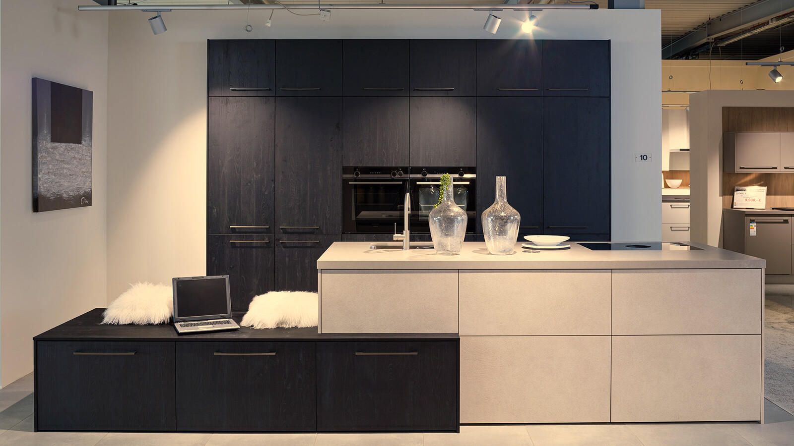 Ballerina keuken in zwart-eiken en zandsteen imitatie. Showroomkeuken bij Ekelhoff in Nordhorn