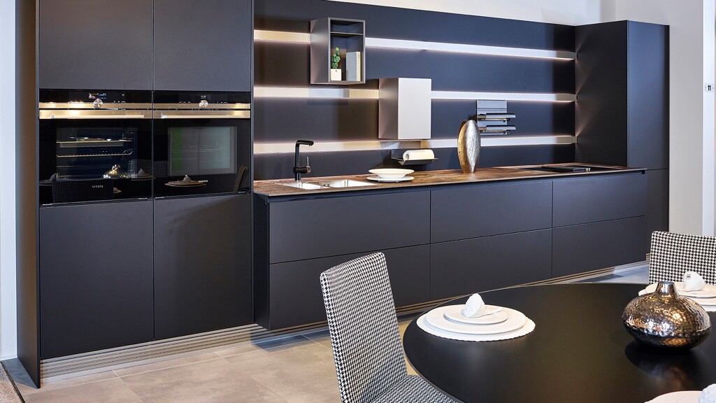 Matzwarte keuken met Fenix fronten van Ballerina Keukens-Bij Ekelhoff Küchen in Nordhorn