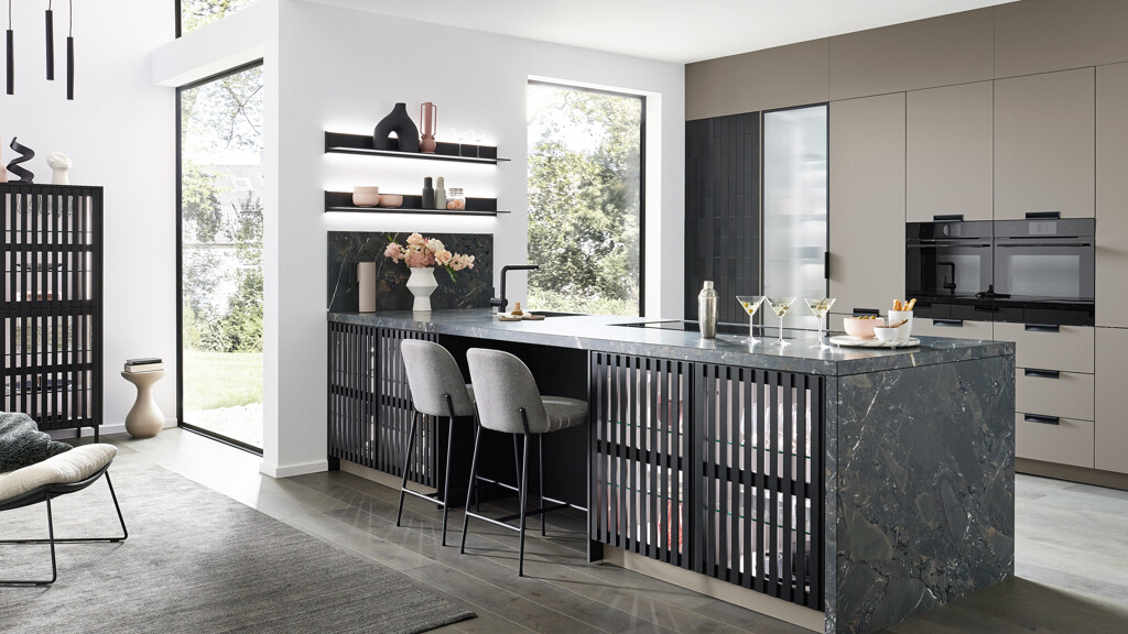 Ballerina Vitrinekasten met Latten - Stripelements. Te zien bij Ekelhoff Keukens in Nordhorn, filiaal Küchenland