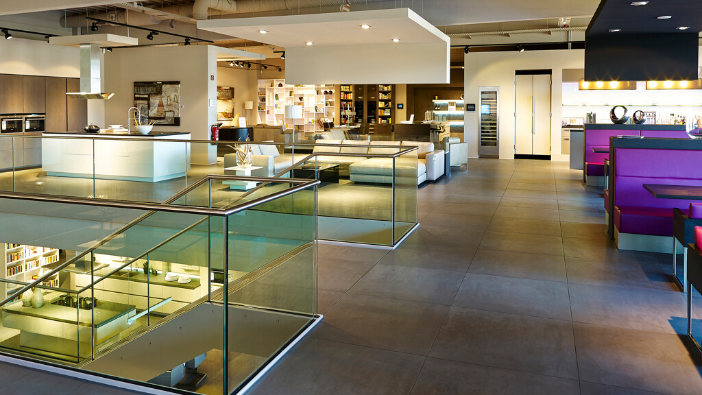 Blick in das Küchenfachgeschäft, Filiale Küchenland, mit Blick auf die Ausstellungsküchen bei Ekelhoff Deutschland