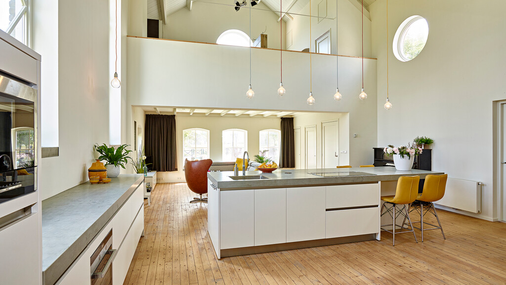 Weiße Conturküche mit Betonlook-Arbeitsplatte von Ekelhoff Küchen