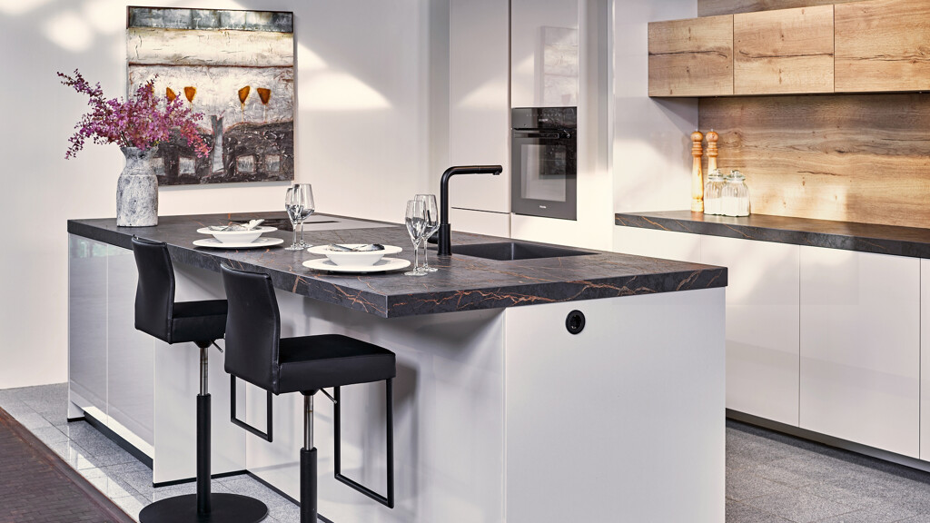 Keuken-Aanbieding: contur keuken in hoogglans wit en licht eiken. Met kookeiland en bar.