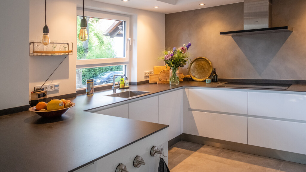 Contur Schüller U-Küche in Kristallweiß Hochglanz mit Keramik Arbeitsplatte