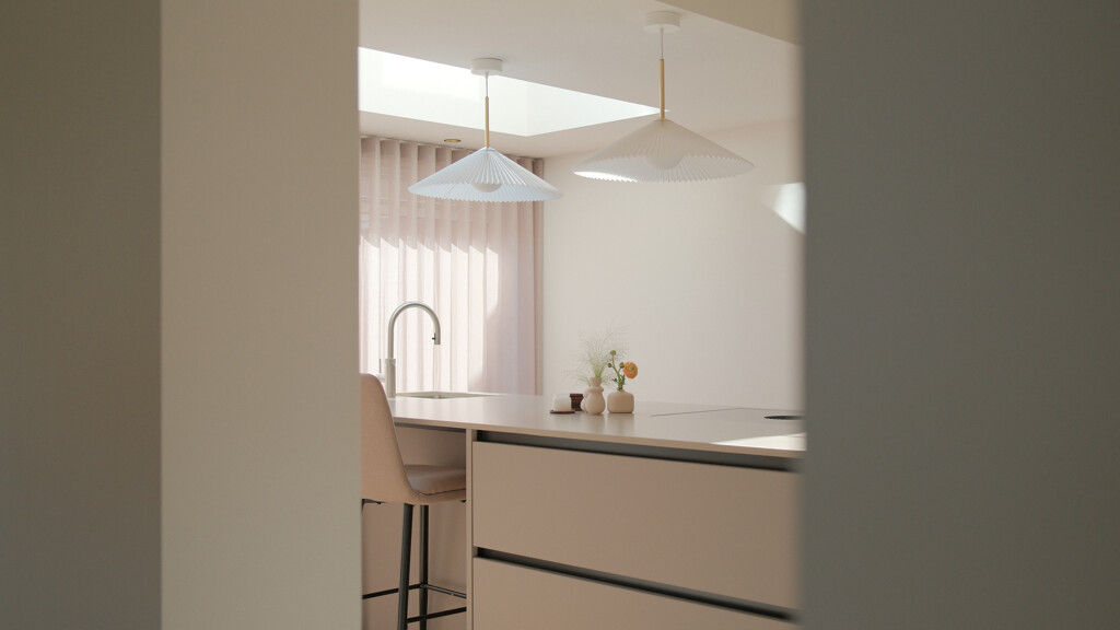 Sandfarbene Küche mit Kochinsel und Schrankwand. Realisiert von Ekelhoff Küchen, fotografiert von ©Jeroen Nieuwhuis