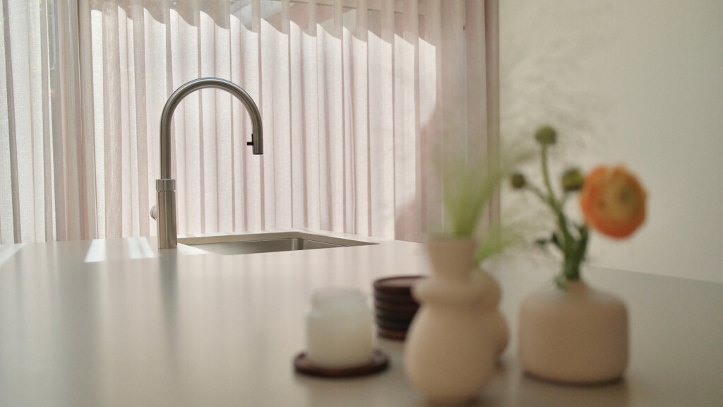 Contur Küche mit beiger Kochinsel und Schrankwand. Realisiert von Ekelhoff Küchen, fotografiert von ©Jeroen Nieuwhuis