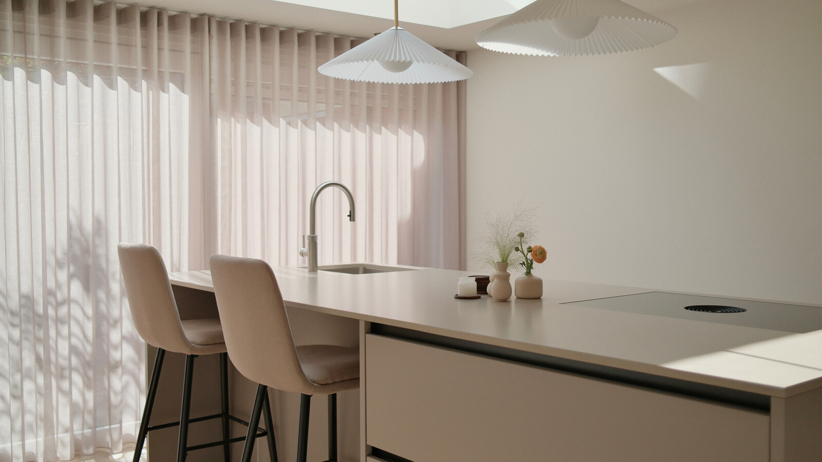 Contur Küche mit Kochinsel und Schrankwand, Beige Küche, Küche Sandfarbe. Realisiert von Ekelhoff Küchen, fotografiert von ©Jeroen Nieuwhuis