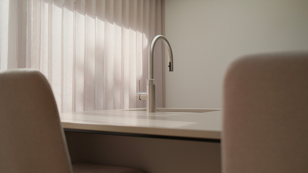 Beige Küche, Küche Sandfarbe. Contur Küche mit Kochinsel und Schrankwand. Realisiert von Ekelhoff Küchen, fotografiert von ©Jeroen Nieuwhuis