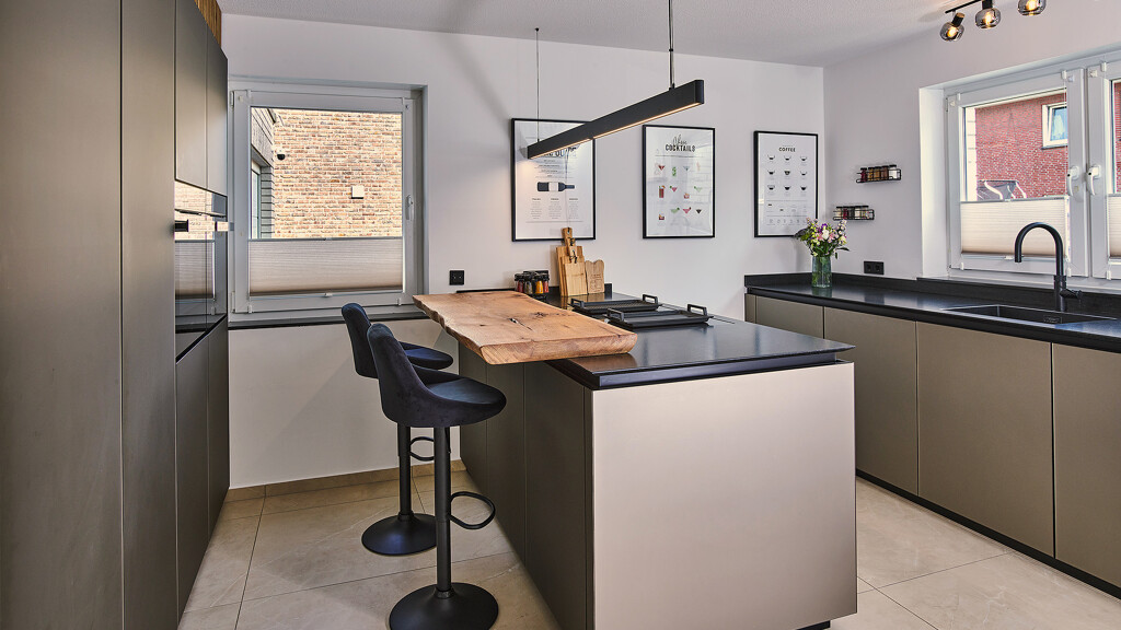 Nieuwekeuken met kookeiland. next125 keuken NX912 met matglas fronten in Platina metallic. Thuis bij keukendesigner Benjamin Cicek van Ekelhoff Keukens in Duitsland