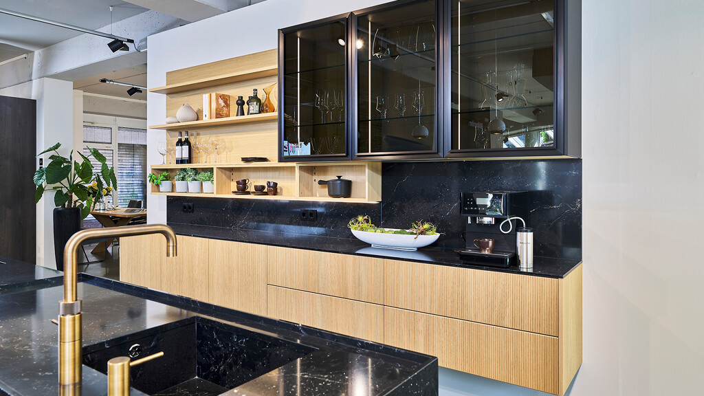 Ballerina Küche mit Frontkombination Alu Tec Schwarz und Eiche Talea. Zu sehen bei Eklelhoff Keukens in Nordhorn, Filiale Küchenhaus.