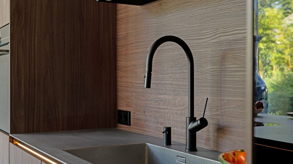 SieMatic SLX Pure keuken in Walnut Lincoln notenhoutdecor en rvs keukenblad-Ekelhoff Kuchen Nordhorn