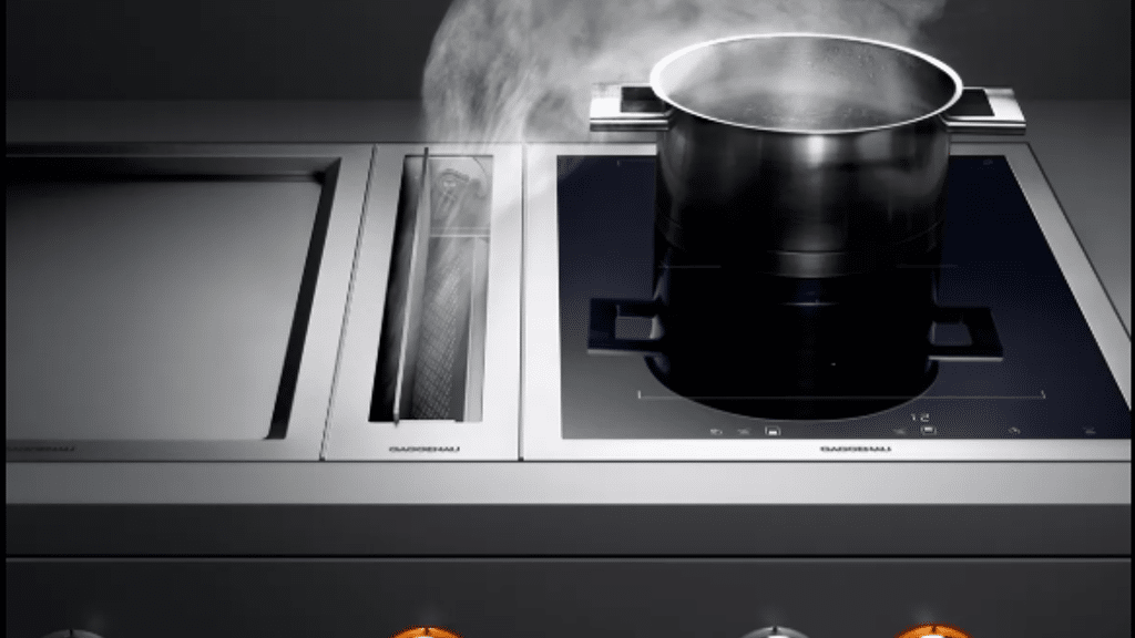 Een Gaggenau kookplaat met pot en downdraft afzuiging