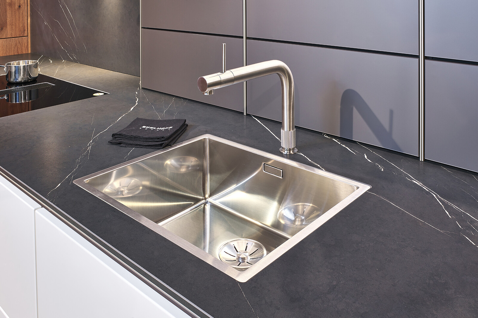  Showroomkeuken: Design hoekkeuken van next12 incl quooker- Ekelhoff Keukens