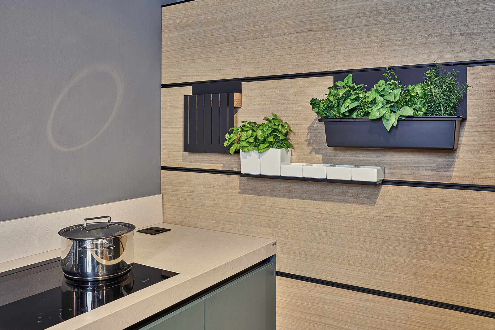 Showroomkeuken: Groene next125 designkeuken met  cube systeem achterwand