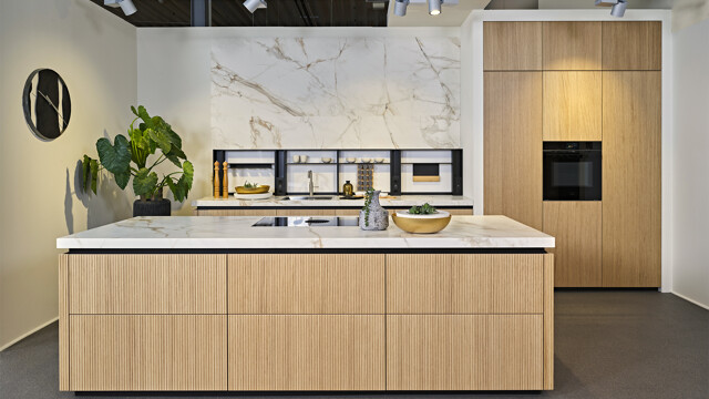 Japandi keuken met licht eiken lamellen fronten. Fronten met ribbels. Designmerk next125 NX670. Te zien bij Ekelhfof Küchen in Nordhorn, net over de grens.