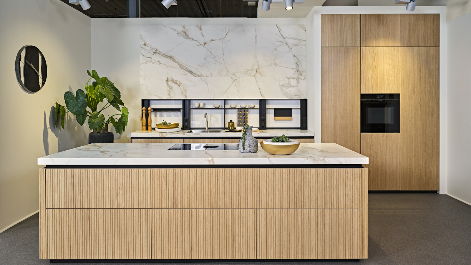 Japandi keuken met licht eiken lamellen fronten. Fronten met ribbels. Designmerk next125 NX670. Te zien bij Ekelhfof Küchen in Nordhorn, net over de grens.